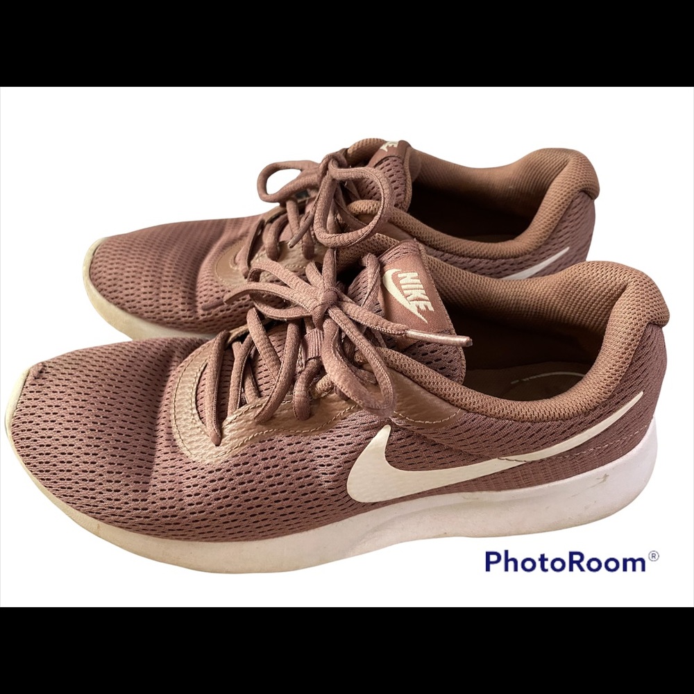 Nike Women’s Smokey Mauve Tanjun walking shoes